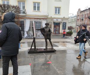 Walentynkowa rzeźba na Placu Artystów w Kielcach