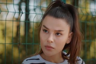 Kuzey kupuje Bahar drogie sukienki, a potem ją ratuje, nie wiedząc, że to zwykła manipulacja.