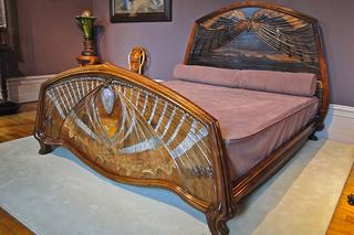 Secesja. Łóżko „Świt i zmierzch” projektu Émile'a Gallé z motywem jętek oraz pejzażem porannym w nogach łóżka i krajobrazem nocnym w zagłówku. Mebel znamienny dla secesji pod względem tak kształtu, ja