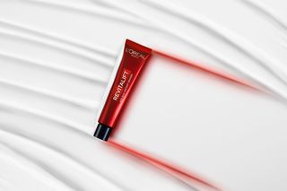 Zabieg? Retusz? Wypełniacz? Nie, to krem pod oczy