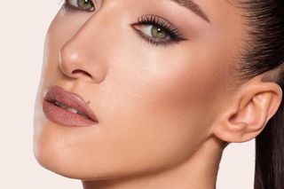 Makijaż, który przyciąga spojrzenia. Daj sie uwieść kolorom i formułom 