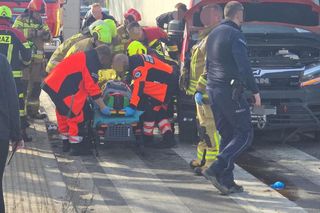 Ciężarówka zmiażdżyła cztery pojazdy. Sześć osób rannych, w tym dzieci. Lądował śmigłowiec LPR