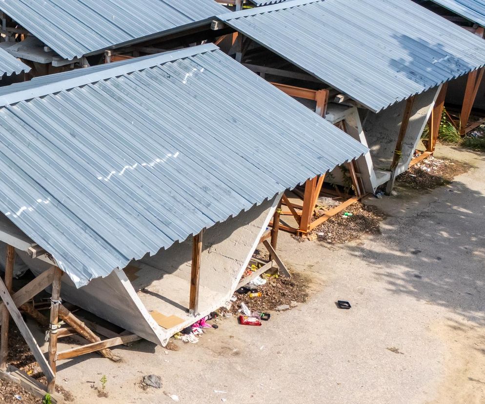 Fragmenty żelbetowego dachu Pawilonu Emilia, zabezpieczone blachą falistą, składowane na Białołęce. Elementy, które miasto planuje wykorzystać do odbudowy pawilonu, obecnie są miejscem noclegowym dla bezdomnych, o czym przeczytasz więcej na Architektura Murator Plus.