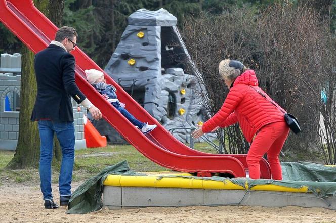 Anna Mucha i Marcel Sora na spacerze z dziećmi