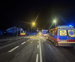 Zderzenie śmieciarki i autobusu miejskiego pod Warszawą. Jedna osoba ranna