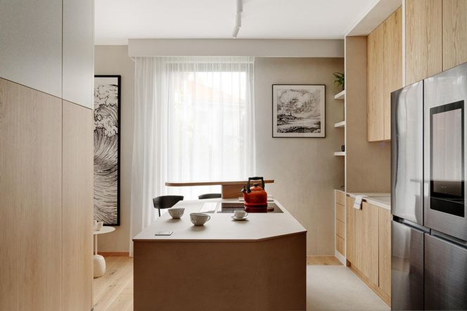 Światło, drewno i cisza - gdy wnętrze staje się azylem. Apartament Japandi autorstwa Jana Sikory