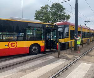 Zderzenie tramwaju i autobusu w Warszawie