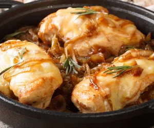 Kurczak po francusku z karmelizowaną cebulą. Uwodzi od pierwszego kęsa