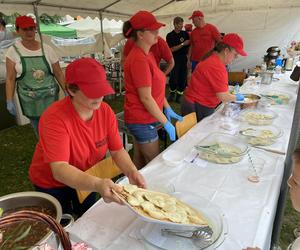 Gigantyczne kolejki po pierogi w Biesowie. Przygotowano ich ponad 50 tysięcy. Zobacz zdjęcia!