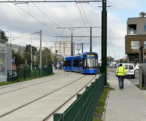 Tramwaje do Górki Narodowej przepełnione. Mieszkańcy domagają się dłuższych składów