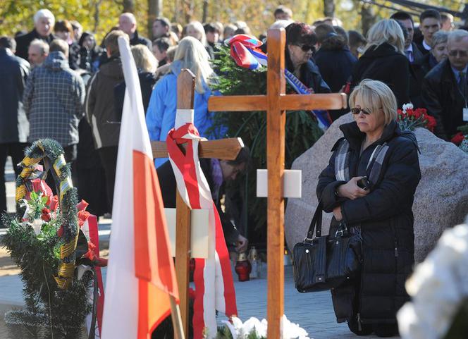 Pielgrzymi u grobów smoleńskich ofiar