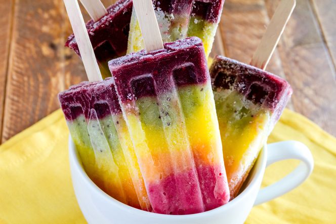 Tęczowe lody wodne na patyku - pyszny i zdrowy smakołyk z owoców i miodu