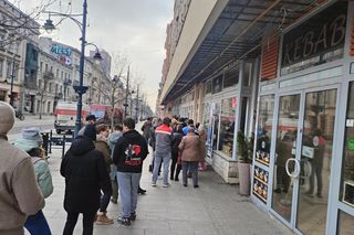 Tłusty czwartek 2025. Wielkie kolejki przed łódzkimi cukierniami [ZDJĘCIA]