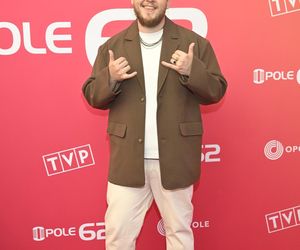 Konferencja prasowa 62. edycji Krajowego Festiwalu Polskiej Piosenki w Opolu. Tłum gwiazd na czerwonym dywanie