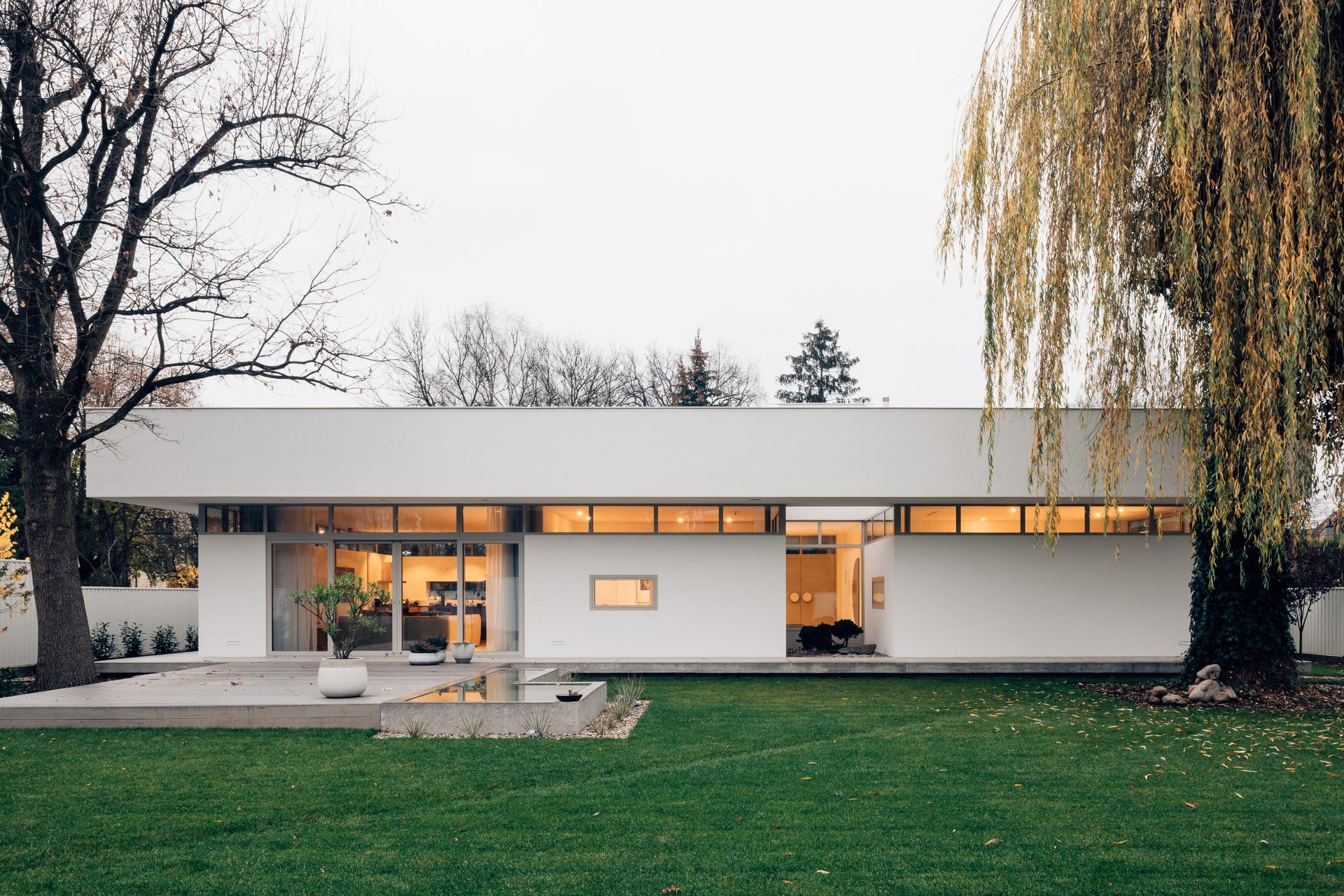 Dom z lewitującym dachem pod Warszawą. Fot. ONI Studio