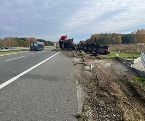 Groźne zdarzenie na A4 koło Tarnowa. Cysterna wylądowała w rowie