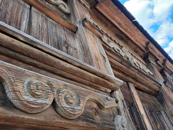 Zabytkowa drewniana dzwonnica przy kościele parafialnym w Krynkach