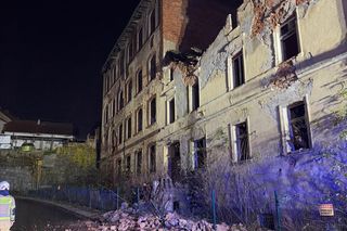 Ściana zawaliła się na drogę