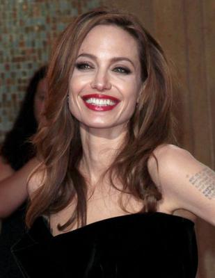 Angelina Jolie usunęła obie piersi