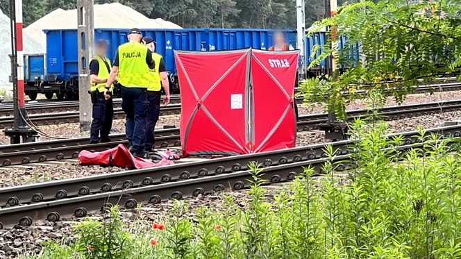 Tragedia na torach. Wszedł na nieoznakowane przejście, gdy nadjeżdżał pociąg. Straszny wypadek w Rembertowie