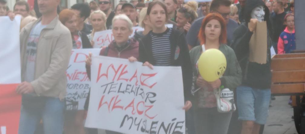 Maseczkom powiedzieli NIE! W Lublinie protestowali ci, dla których koronawirus to wymysł władzy.