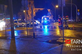 Groźny wypadek na rondzie w centrum Tarnowa. Trzy osoby trafiły do szpitala