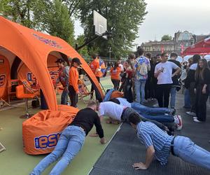 Juwenalia UEK 2024. Strefa Radia ESKA. Tłumy studentów na Koncercie Głównym