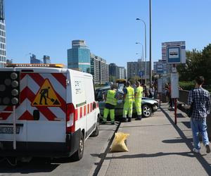 Wypadek w Alejach Jerozolimskich. Samochód uderzył w autobus. Kierowca osobówki nie żyje