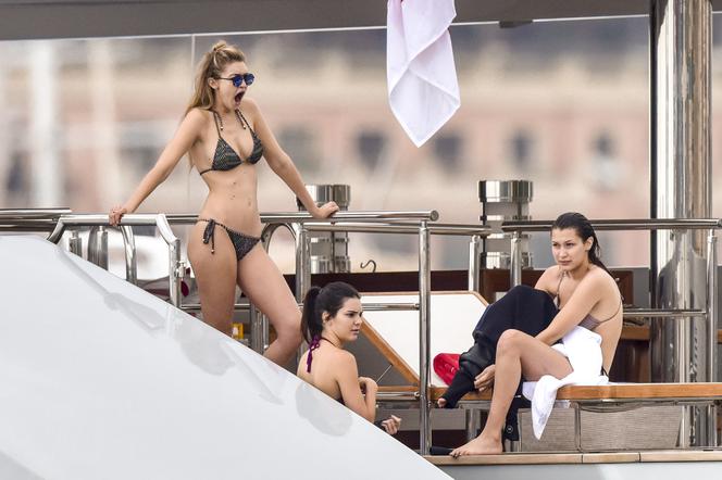 Kendall Jenner, Gigi Hadid, Hailey Baldwin i Bella Hadid na jachcie