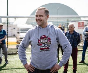 Karol Nawrocki gra w piłkę