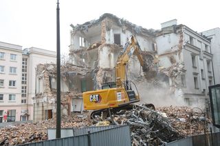 Wyburzanie budynku na ul. Dzielnej 58 w Warszawie 9.01.2025