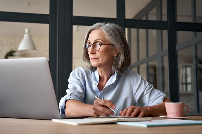dojrzała kobieta korzystająca z laptopa