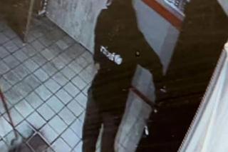 Policja pokazuje zamaskowanego sprawcę