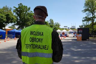 Drive-thru w Lesznie. Na darmowe badania zapisało się ponad 500 osób