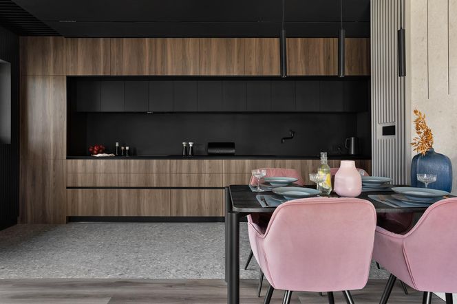 Męski minimalizm z nutą różu. Katowicki apartament z charakterem