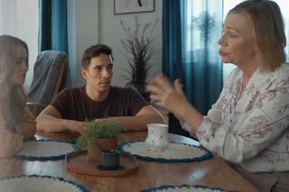 Barwy szczęścia, odcinek 3155. Oliwka (Wiktoria Gąsiewska), Tomasz (Jakub Sokołowski) , Wanda (Maja Barełkowska)