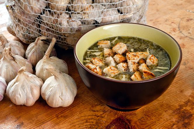 Zupa czosnkowa: łatwy przepis na rozgrzewające danie