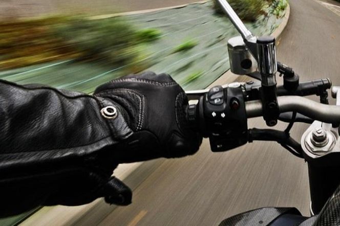 Motocyklista z impetem wjechał w auto. 37-latek zmarł w szpitalu