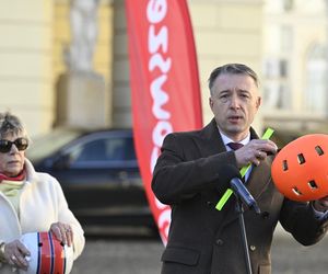 Rośnie liczba wypadków z udziałem hulajnóg. Radni Mazowsza apelują do dzieci i młodzieży: „Noście kaski i odblaski!”