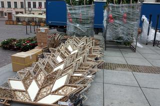 Ruszył montaż oświetlenia w Rzeszowie. Choinka już na Rynku! 