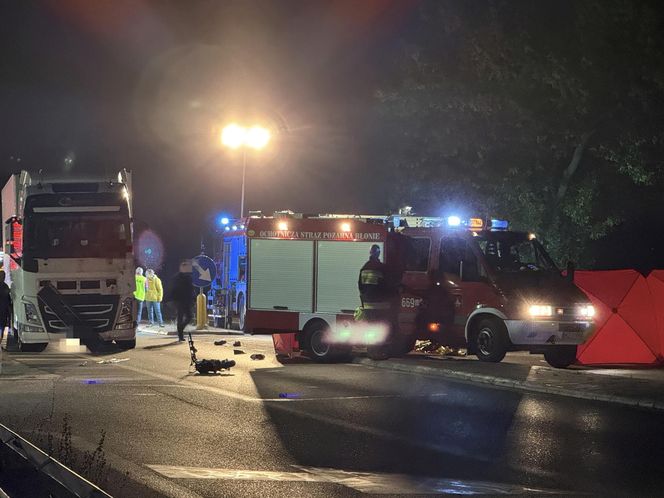 Błonie. Wjechali hulajnogą elektryczną prosto pod tira. Nie mieli szans, zaginęli na miejscu