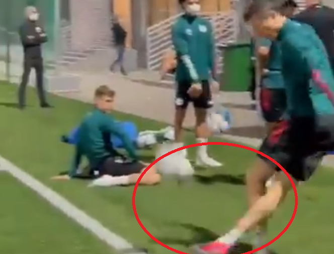 NIEPRAWDOPODOBNA sztuczka Roberta Lewandowskiego! To ZAPRZECZA prawom fizyki [WIDEO]