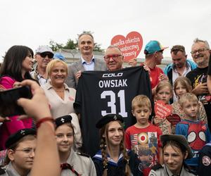 Jurek Owsiak przyjechał do Tychów, odsłonił tablicę ronda WOŚP, a potem odjechał Riedlowskim trolejbusem