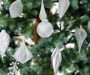 Świąteczne choinki w bieli