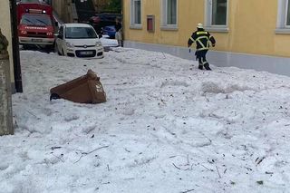 Szokująca anomalia w Niemczech! Grad zasypał miasto, ulice białe