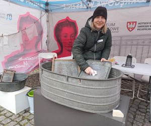 Trwa Noc Muzeów w Lesznie. Od wystawy o praniu i bieliźniarce, przez komiks po żużel