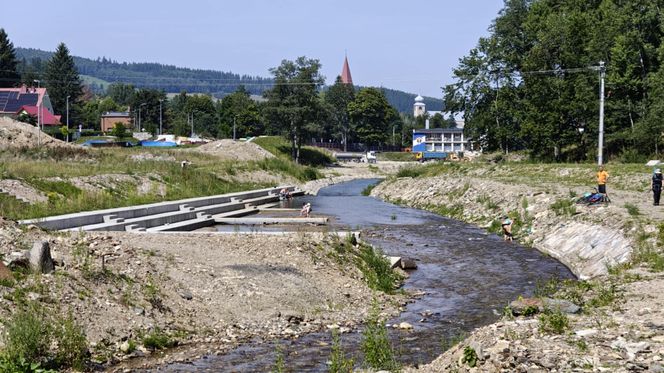 Stronie Śląskie niemal rok po powodzi. Jak wygląda dziś miejsce, gdzie pękła tama? 