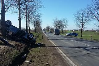 Kierowca BMW uderzył w drzewo w gminie Lubicz