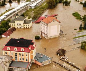 Powódź 2024 w Kłodzku. Miasto tonie, ogrom tragedii widać na zdjęciach z lotu ptaka