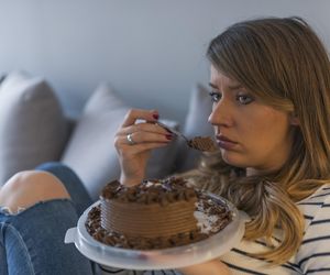 Jak zwalczyć ochotę na słodycze? Sprytne triki sprawią, że boczki znikną raz na zawsze